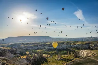 Hot-air balloons over the valleys of Cappadocia, Türkiye